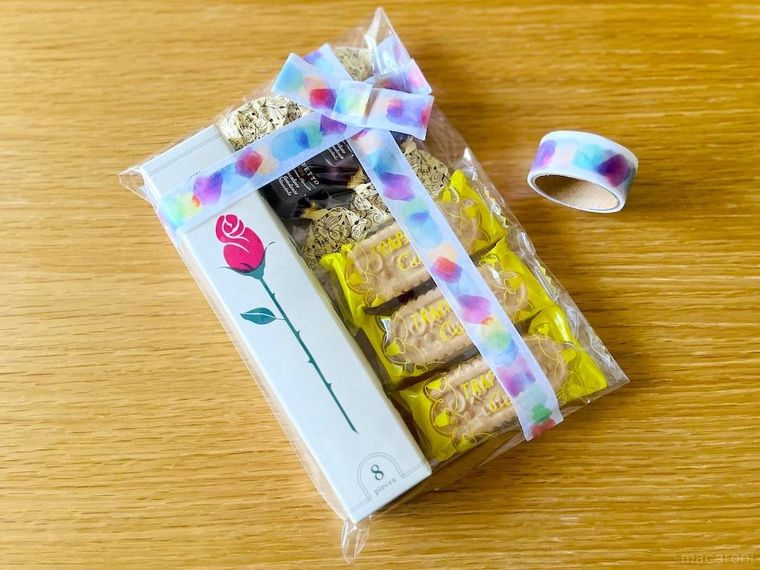 マスキングテープでデコレーションしたお菓子入りの透明袋