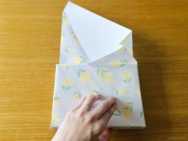 ラッピング用紙に折り目を付けている様子