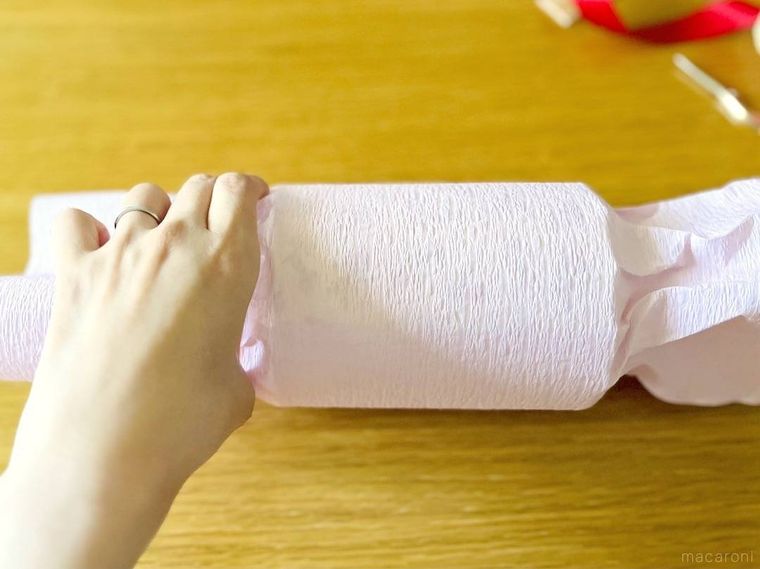 ペーパーの両端を手で整えている様子