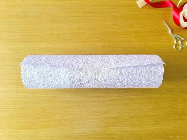 ラッピングペーパーで一巻きした筒状の箱