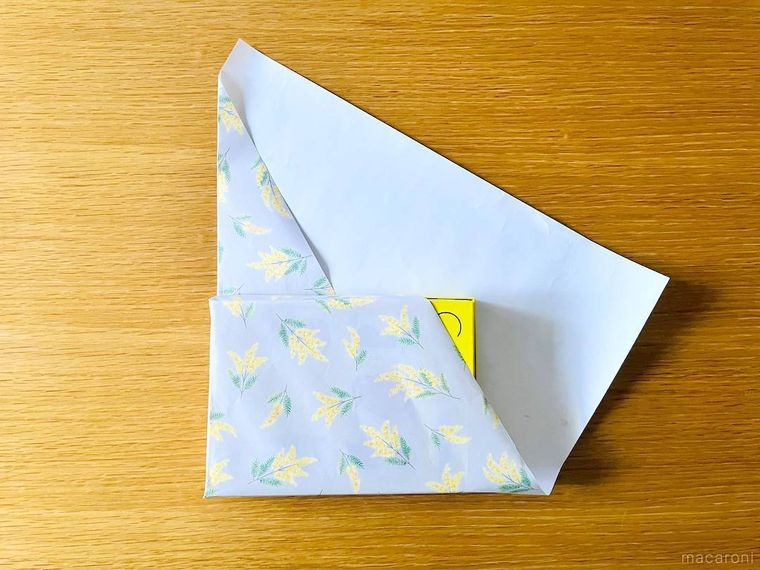 箱を用紙で包んでいる途中の様子