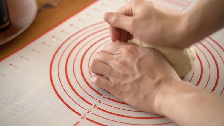 両手で生地をこねる様子