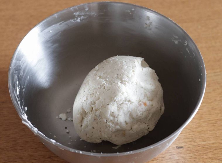 ボウルに丸められたお菓子の生地が入っている
