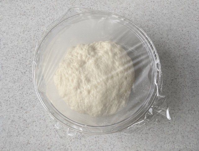 ボウルに入ったパン生地を発酵する様子