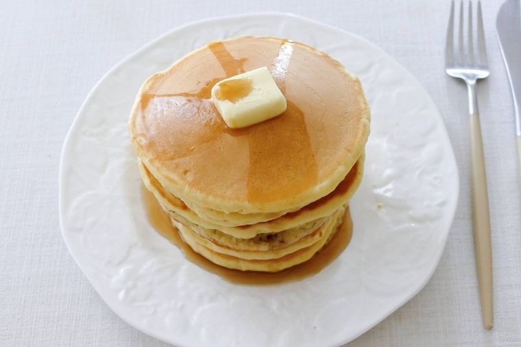 バターとメープルシロップをかけたホットケーキ