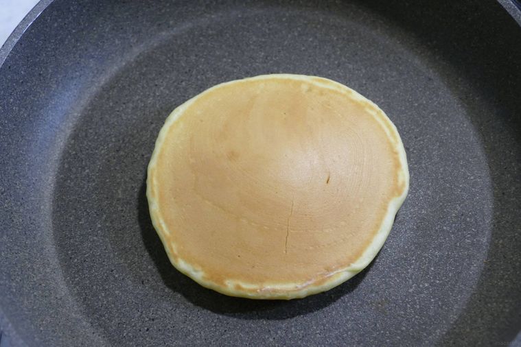 ホットケーキをフライパンで焼く様子