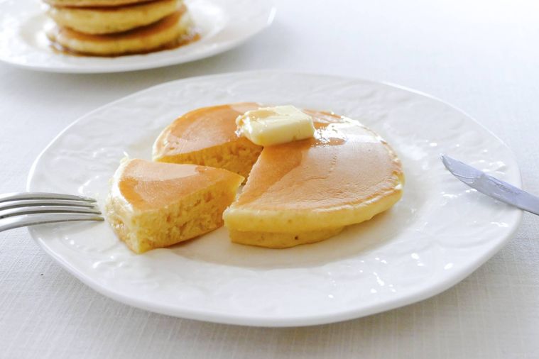 ホットケーキをナイフとフォークで切った様子