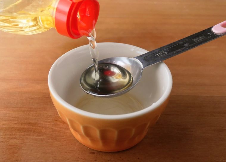 大さじで図りながらみりんを器に入れる様子