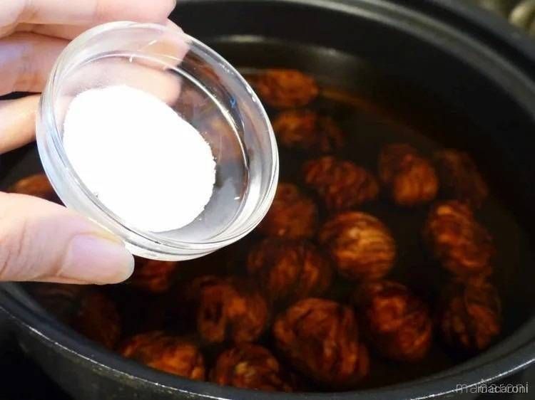 水にさらした渋皮つきの栗に重曹を加える様子