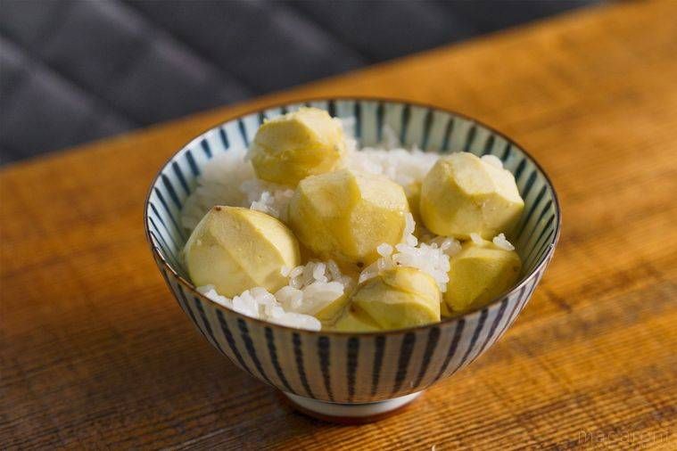 縞模様の茶碗に盛られた栗ごはん