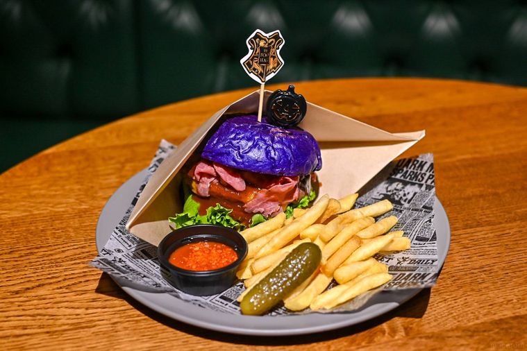 ハンバーガーのプレートのアップ