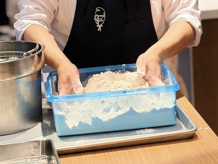 チキンに粉をまぶす様子