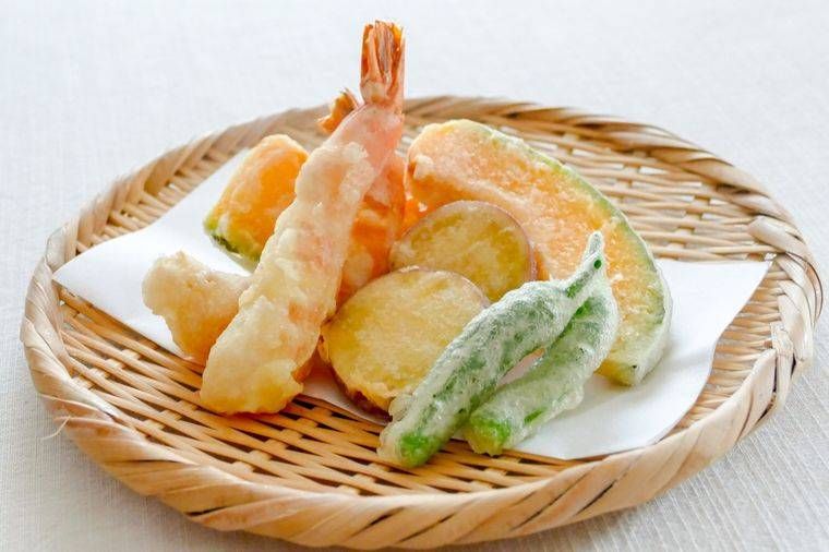 かごに盛られたえびやさつまいもなどの天ぷら