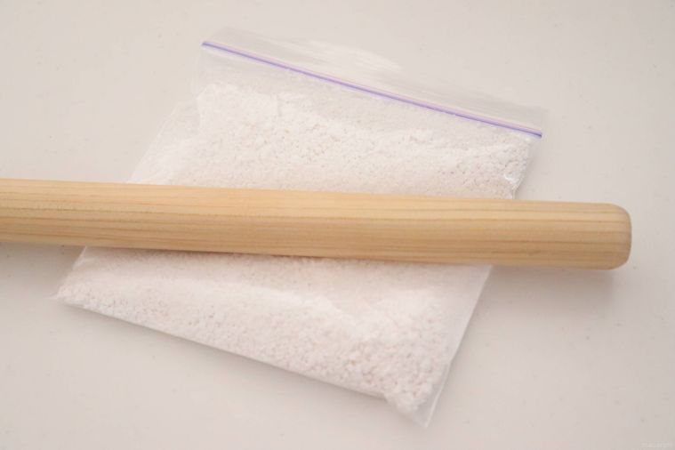 綿棒で叩き、白玉粉を砕いている