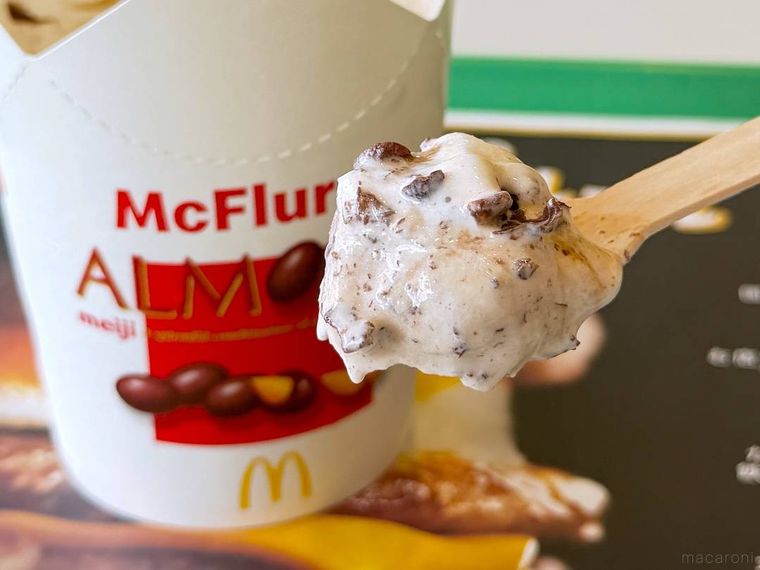 マックフルーリー 明治アーモンドチョコレートをスプーンですくった様子