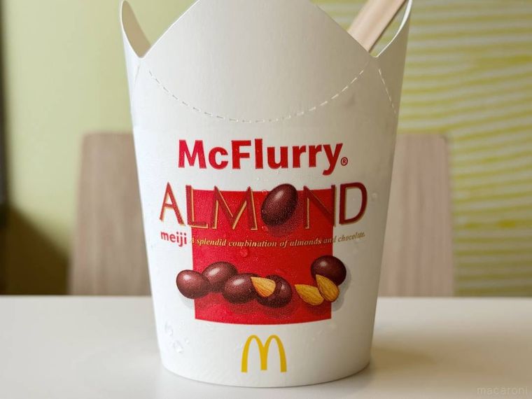 マックフルーリー 明治アーモンドチョコレートのパッケージ