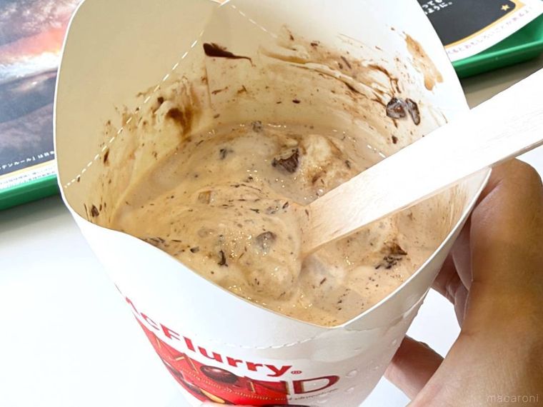 マックフルーリー 明治アーモンドチョコレートを手で持っている様子
