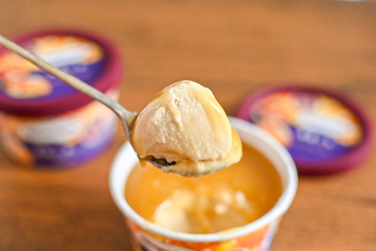 アイスをスプーンですくっているところ
