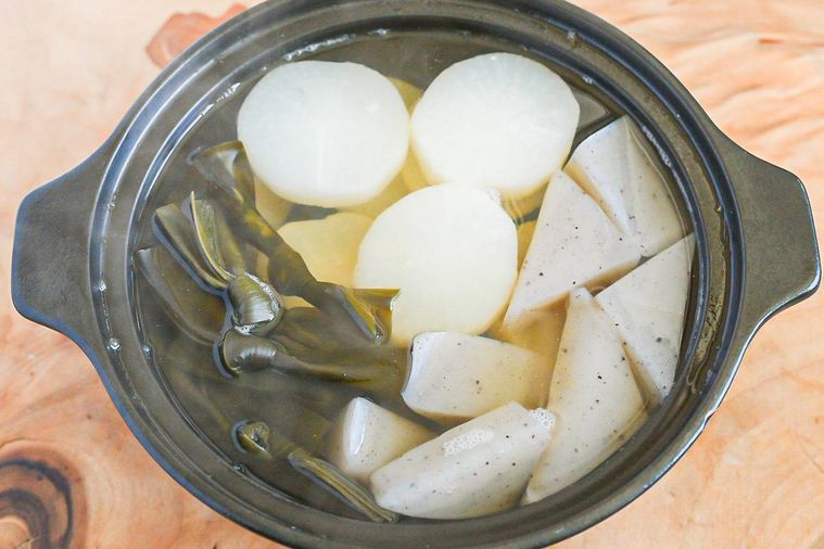 鍋に入った煮込んだおでん