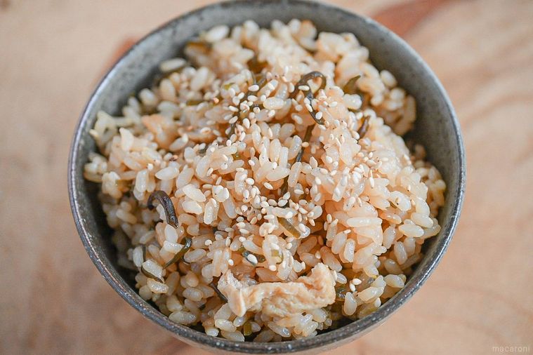 茶碗に盛った完成した塩昆布の炊き込みご飯