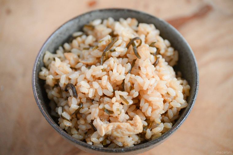 茶碗に入った塩昆布の炊き込みご飯