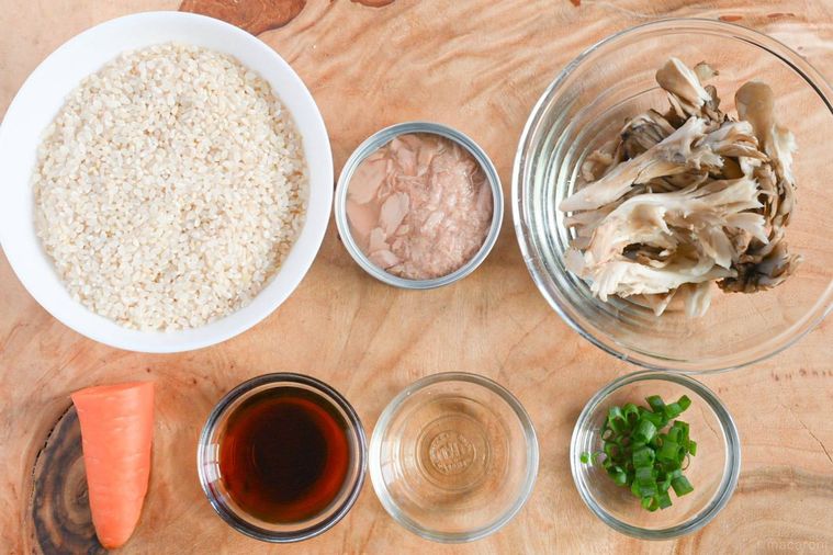 テーブルに並んだツナ缶炊き込みご飯の材料