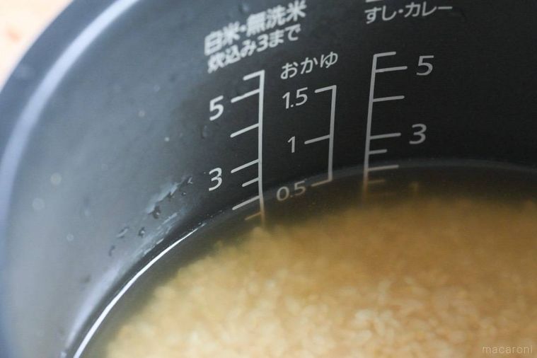 目盛りまで水が入った内釜