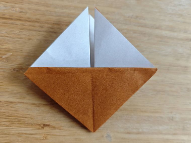 折り紙を折っている様子