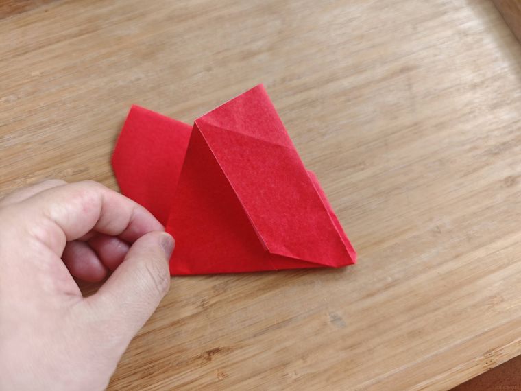 折り紙を折っている様子