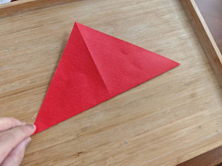 折り紙を折っている様子