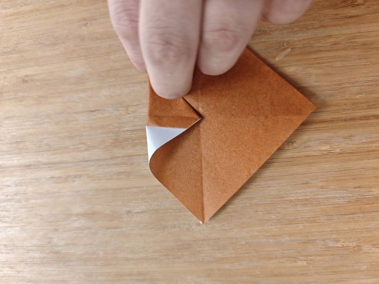 折り紙を折っている様子