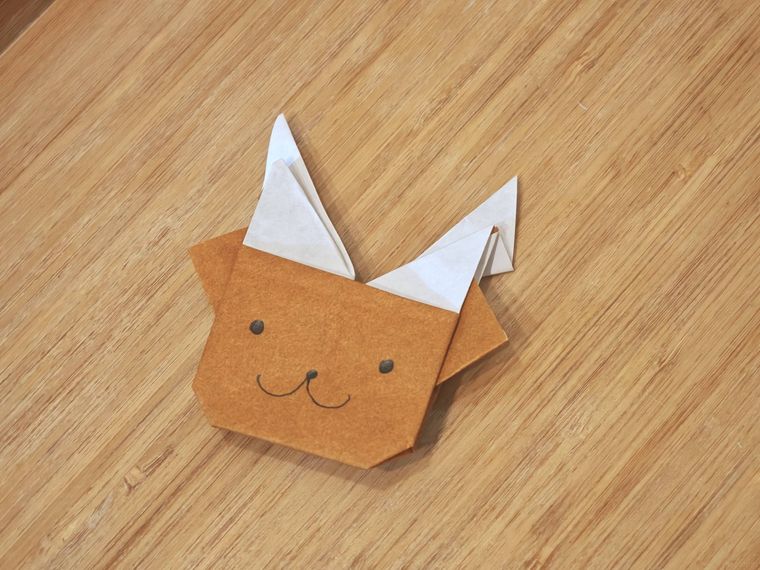 折り紙で作ったトナカイが机の上に置いてある