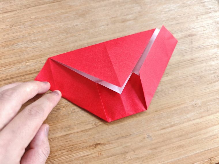 折り紙を折っている様子