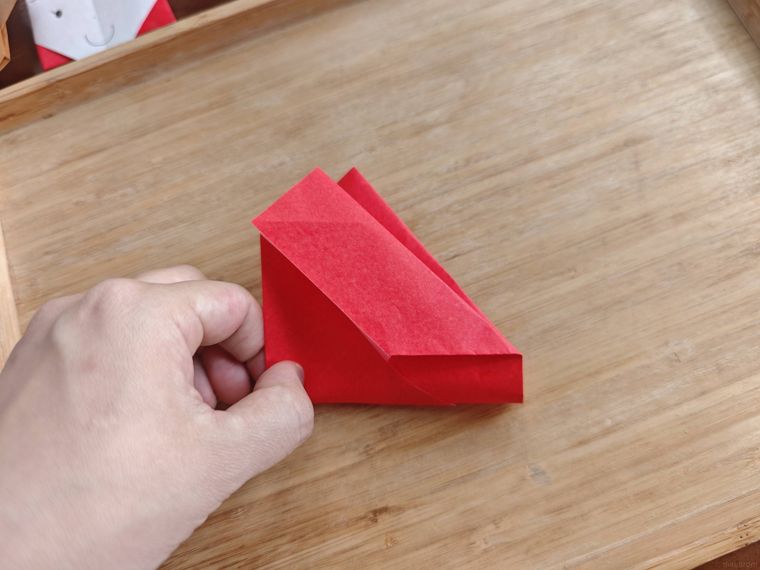 折り紙を折っている様子