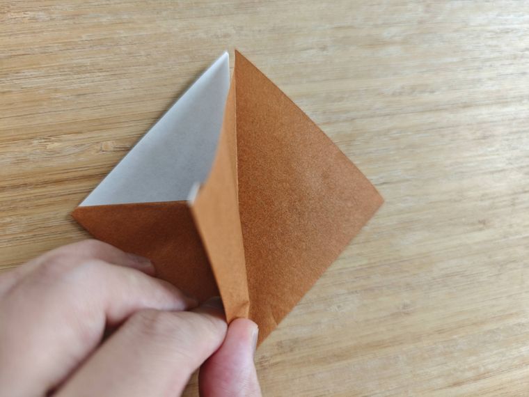 折り紙を折っている様子