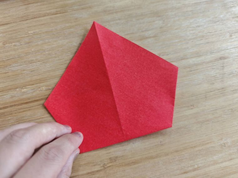 折り紙を折っている様子
