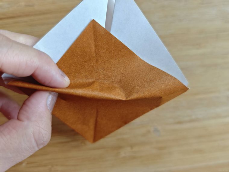 折り紙を折っている様子