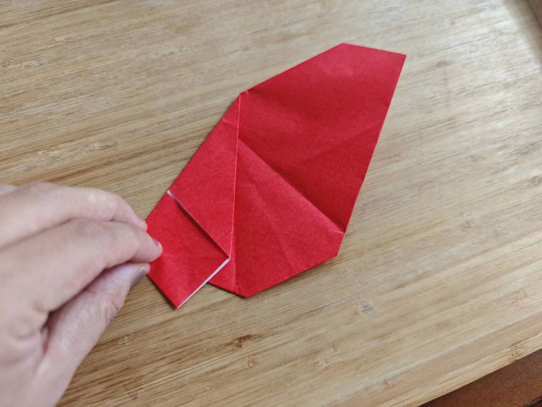 折り紙を折っている様子