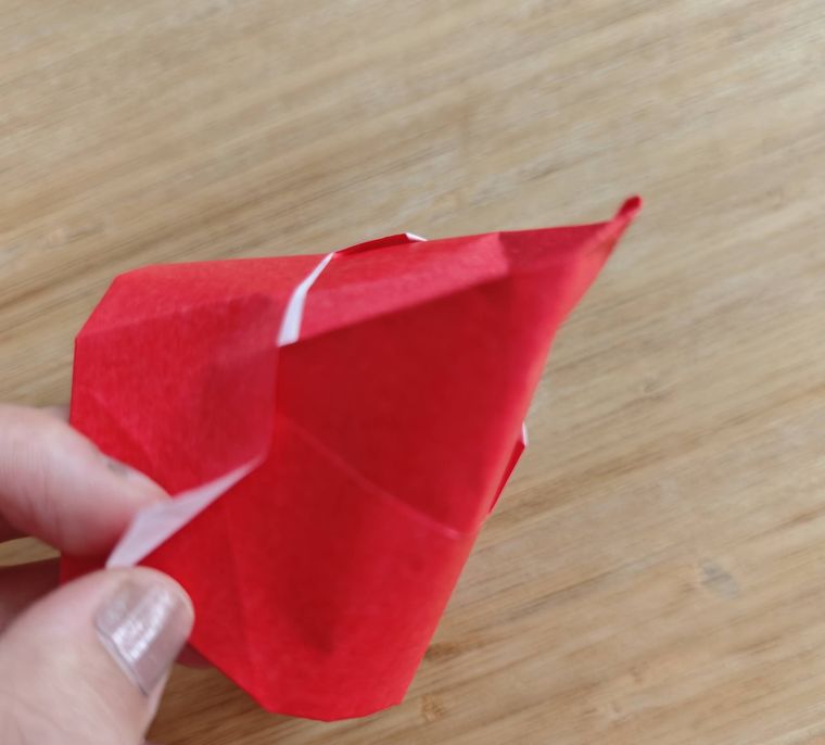折り紙を折っている様子