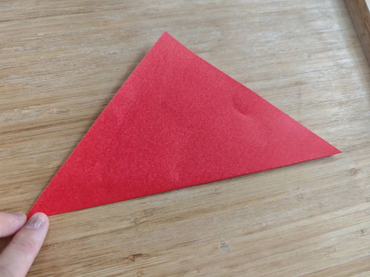 折り紙を折っている様子