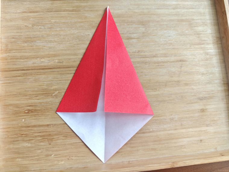 折り紙を折っている様子