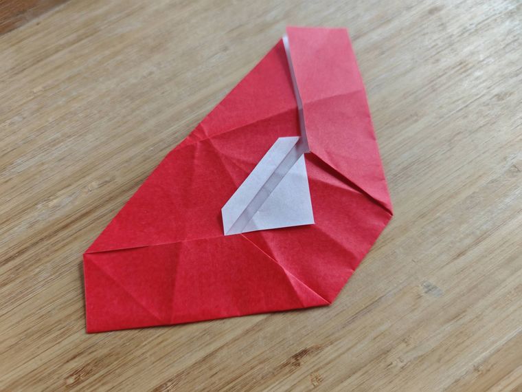 折り紙を折っている様子