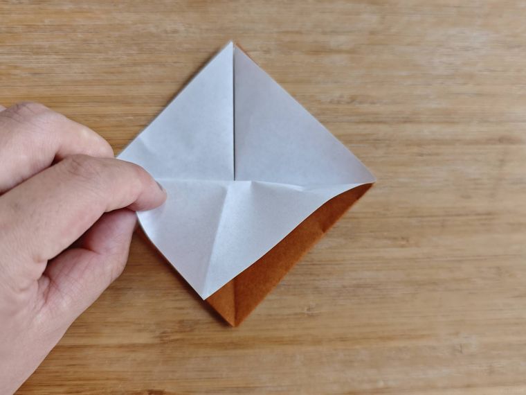 折り紙を折っている様子