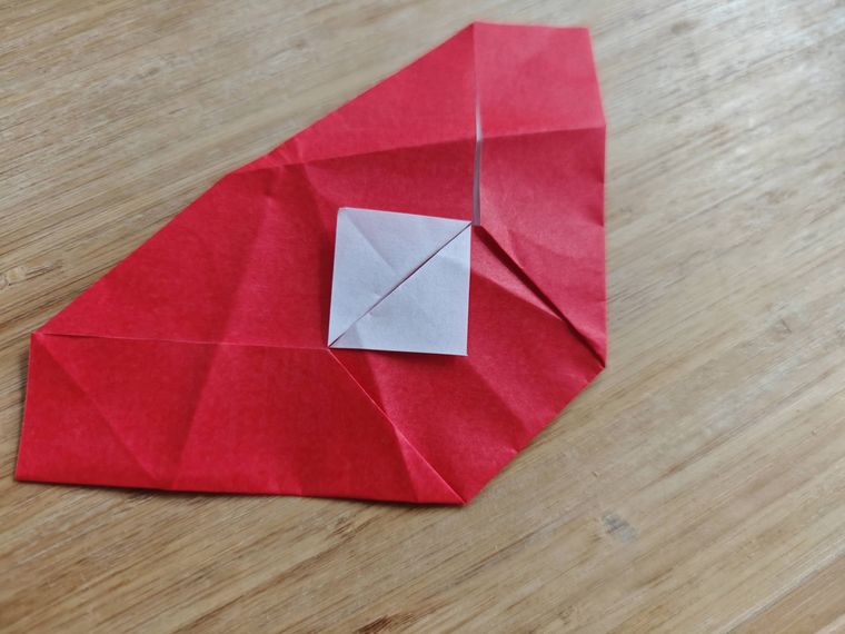 折り紙を折っている様子