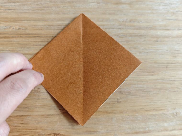 折り紙を折っている様子