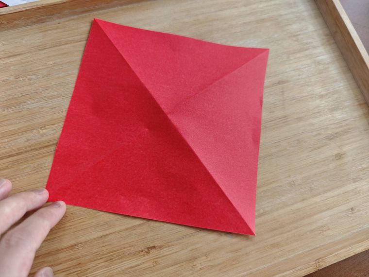 折り紙を折っている様子