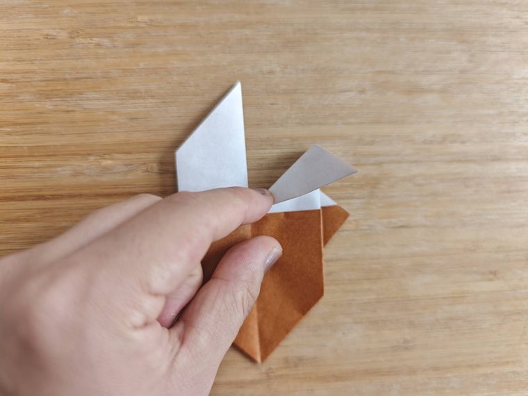 折り紙を折っている様子