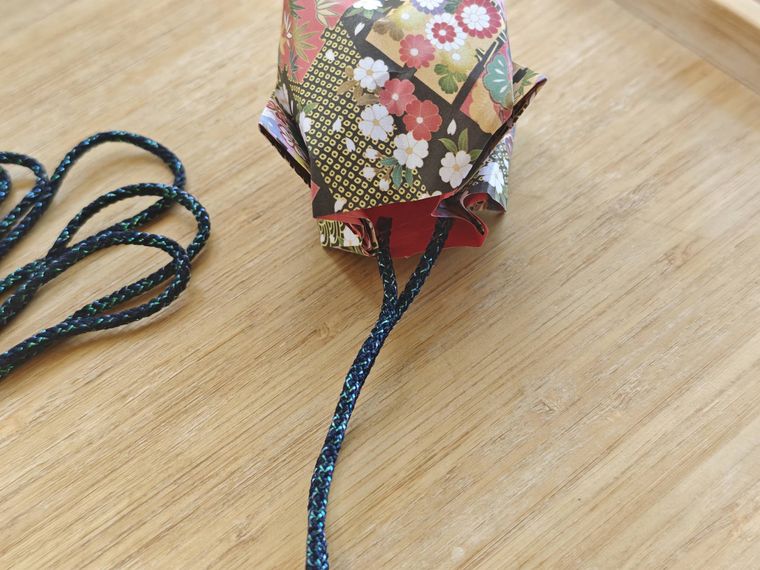 くす玉にひもをつけている様子