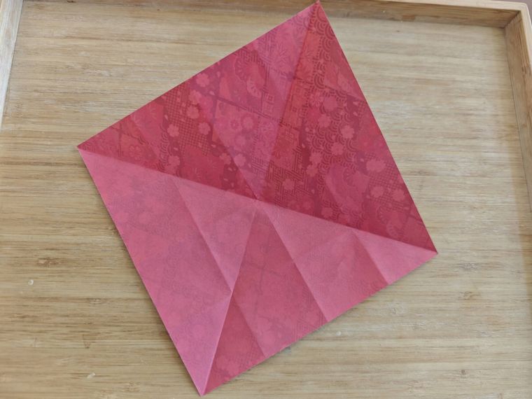 折り紙を折っている様子