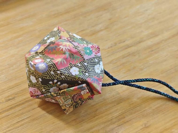 くす玉が机の上に置いてある